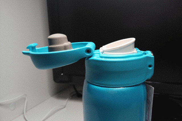 喝水时杯中是真空状态